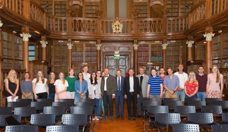 Zum Foto: Auftakt der gemeinsamen Lehrveranstaltung in der Alten Bibliothek der Theologischen Fakultät Fulda: Prof. Dr. Peter Finzer, der Präsident der Hochschule Fulda, Prof. Dr. Karim Khakzar, Prof. Dr. Cornelius Roth sowie der Rektor der Theologischen Fakultät, Prof. Dr. Christoph G. Müller mit den Studierenden aus beiden Einrichtungen. (Foto: Robert Groß) 